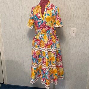 Crown & Ivy Vibrant Tropical Floral Midi Dress with Lace Accents – Large